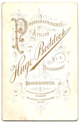 Fotografie Hugo Beddies, Braunschweig, Hagenmarkt 4, Bürgerliche Dame mit Kind am Tisch