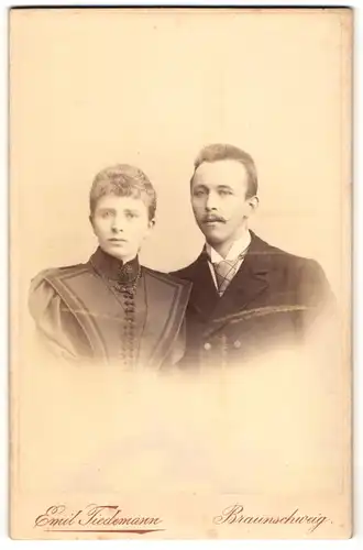 Fotografie Emil Tiedemann, Braunschweig, Bohlweg 66, Ehepaar in modischer Kleidung