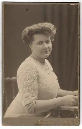 Fotografie M. Bontemps, Hamburg, Admiralitätstr. 10, Junge Dame im weissen Kleid