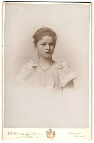 Fotografie J. S. Schroeder, Darmstadt, Riedeselstr. 37, Junge Dame in hübscher Kleidung