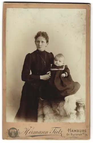 Fotografie Warenhaus Hermann Tietz, Hamburg, Gr. Burstah 12-14, Junge Dame im Kleid mit Kleinkind