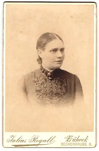 Fotografie Julius Rogall, Lübeck, Beckergrube 9, Junge Dame mit Kragenbrosche