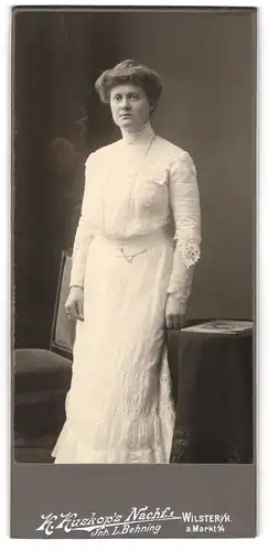 Fotografie L. Behning, Wilster i. H., A. Markt 14, Junge Dame im weissen Kleid