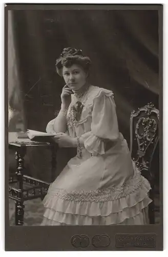 Fotografie Oskar Köhler, Chemnitz, Poststr. 11, Junge Dame im Kleid mit einem Buch