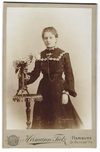 Fotografie Warenhaus Hermann Tietz, Hamburg, Gr. Burstah 12-14, Junge Dame im hübschen Kleid