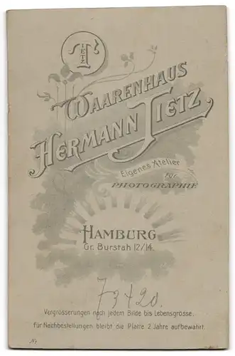 Fotografie Warenhaus Hermann Tietz, Hamburg, Gr. Burstah 12-14, Junge Dame im hübschen Kleid