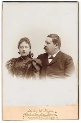 Fotografie Th. Joop, Bromberg, Wilhelmstr. 15, Ehepaar in eleganter Kleidung