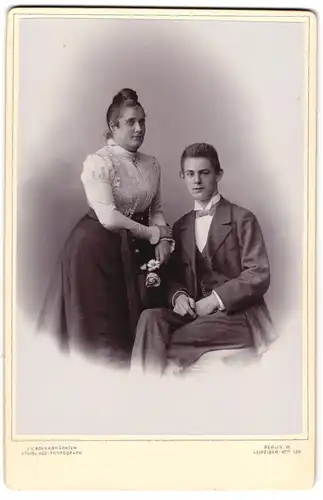 Fotografie J. C. Schaarwächter, Berlin, Leipziger Str. 130, Junges Paar in eleganter Kleidung