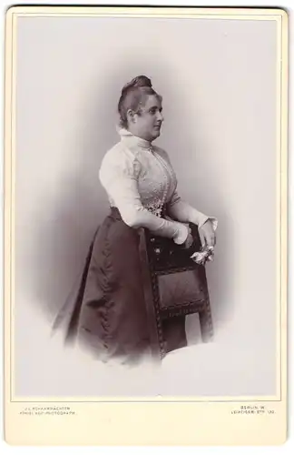 Fotografie J. C. Schaarwächter, Berlin, Leipziger Str. 130, Junge Dame in Bluse und Rock