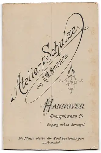 Fotografie E. W. Schulze, Hannover, Georgstr. 16, Eleganter Herr mit Schnauzbart