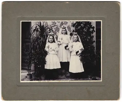 Fotografie unbekannter Fotograf und Ort, drei kleine Mädchen zur Erstkommunion mit Kerze und Bibel