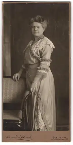 Fotografie Alexander Schmoll, Berlin, Dame im hellen Kleid mit Spitze und Rüschen, 1914