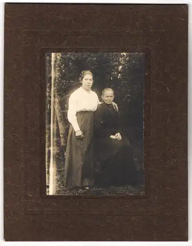 Fotografie unbekannter Fotograf und Ort, Grossmutter mit ihrer Tochter im Portrait