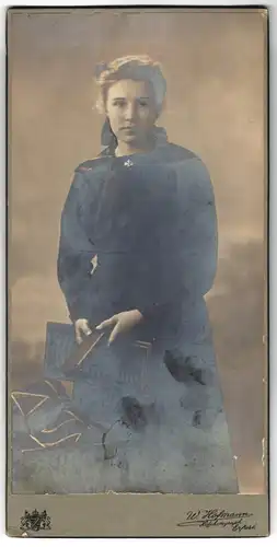 Fotografie W. Hofmann, Erfurt, Anger 23, junges Mädchen im schwarzen Kleid mit Bibel in der Hand