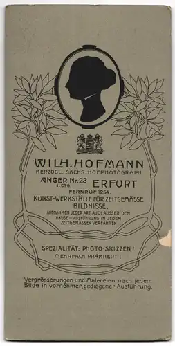 Fotografie W. Hofmann, Erfurt, Anger 23, junges Mädchen im schwarzen Kleid mit Bibel in der Hand