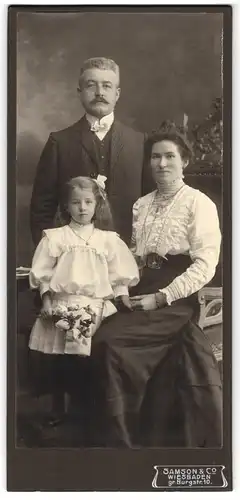 Fotografie Samson & Co., Wiesbaden, Ehepaar Karl und Wilhelmine Edy mit ihrer Tochter samt Haarschleife