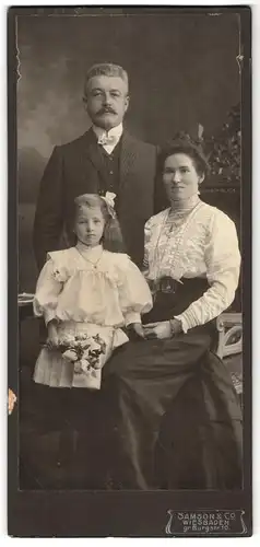 Fotografie Samson & Co., Wiesbaden, Gr. Burgstr. 10, Eltern mit ihrer Tochter im weissen Kleid samt Rosenstrauch