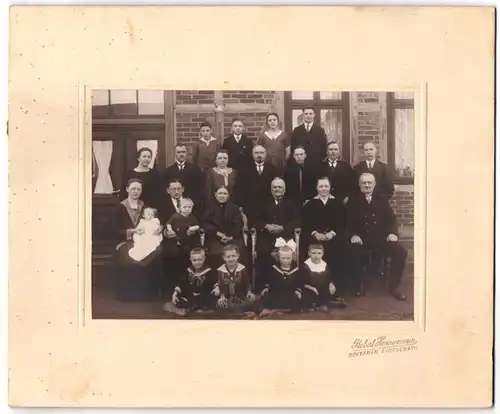 Fotografie Robert Hannemann, Soltau i. H., Ansicht Soltau i. H., Familienfoto vor dem Wohnhaus Birkenstrasse, 1928