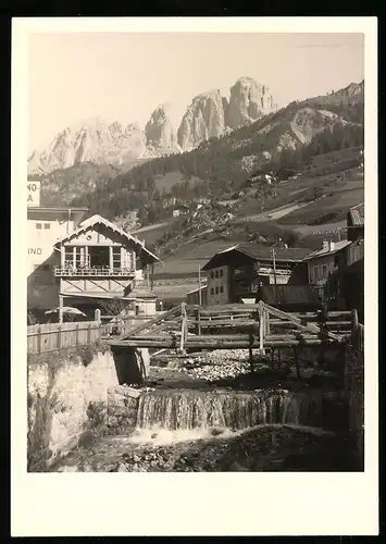 Fotografie unbekannter Fotograf, Ansicht Campitello di Fassa / Südtirol, Blick in den Ort mit Bergen
