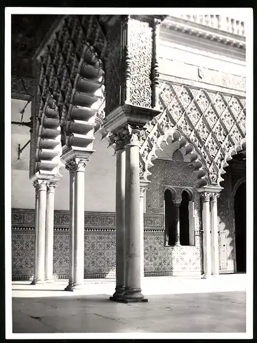 Fotografie unbekannter Fotograf, Ansicht Granada, Innenansicht der Alhambra mit Mosaik Wänden