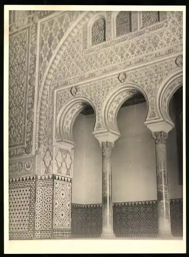 Fotografie unbekannter Fotograf, Ansicht Granada, Mamorsäulen und Mosaikwände im Salón de Embajadores