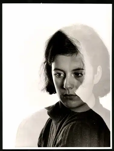 Fotografie unbekannter Fotograf und Ort, Schnapschuss junge Frau in Doppelbelichtung mit Seitenprofil, Fotokunst