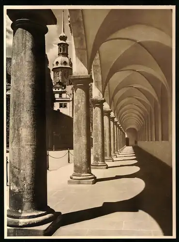 Fotografie Friedrich Lüning, Ansicht Dresden, Blick in den Stallhof, Licht & Schatten Spiel