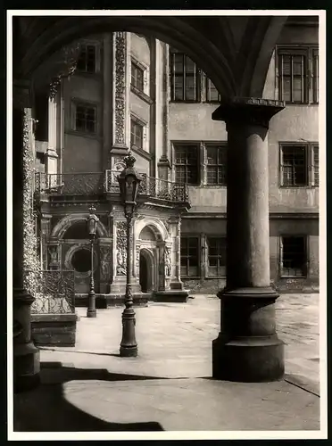 Fotografie Friedrich Lüning, Ansicht Dresden, Blick in den Schlosshof mit Laterne