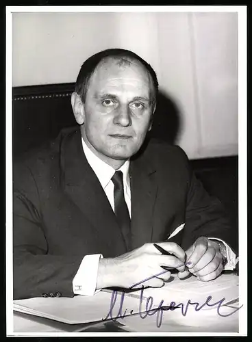 Fotografie unbekannter Fotograf und Ort, Mirko Tepavac, Aussenminister Jugoslawien mit Autograph