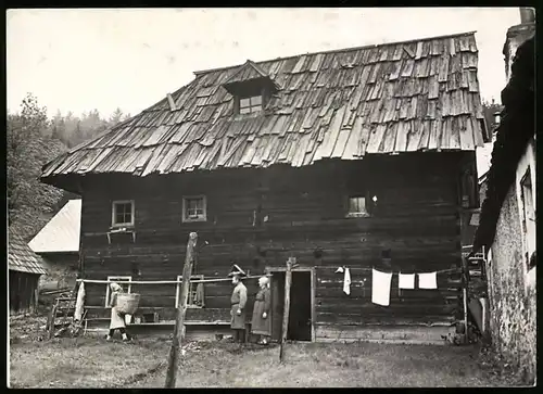 Fotografie Wilhelm Sturm, Wien, Ansicht Schwarzau, alter denkmalgeschützter Bauernhof aus dem 17. Jahrhundert, Bauern