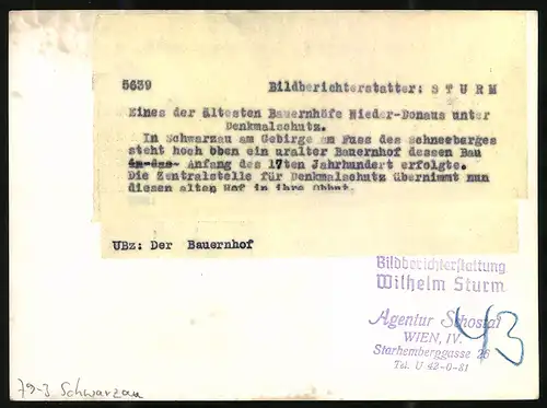 Fotografie Wilhelm Sturm, Wien, Ansicht Schwarzau, alter denkmalgeschützter Bauernhof aus dem 17. Jahrhundert, Bauern