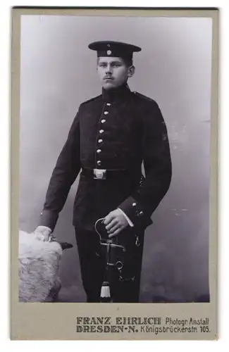 Fotografie Franz Ehrlich, Dresden, sächsischer Soldat Helmut Döring in Uniform mit Säbel und Portepee, 1908