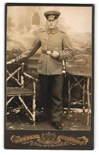 Fotografie unbekannter Fotograf und Ort, Soldat in Feldgrau Garde Uniform mit Bajonett und Portepee