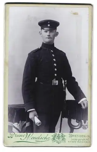 Fotografie Bruno Wendsche, Dresden, sächsischer Soldat in Uniform Jäger-Bataillon Nr. 13 mit Bajonett