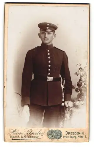 Fotografie Heinr. Schroeter, Dresden, junger Soldat in Uniform mit Bajonett und Portepee