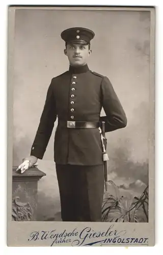 Fotografie B. Wendsche, Ingolstadt, bayerischer Soldat in Uniform mit Bajonett und Portepee