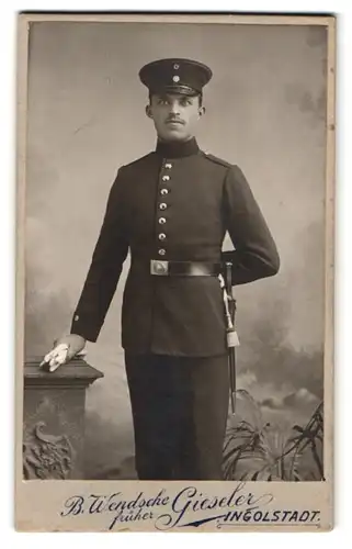 Fotografie B. Wendsche, Ingolstadt, Soldat in Uniform mit Bajonett