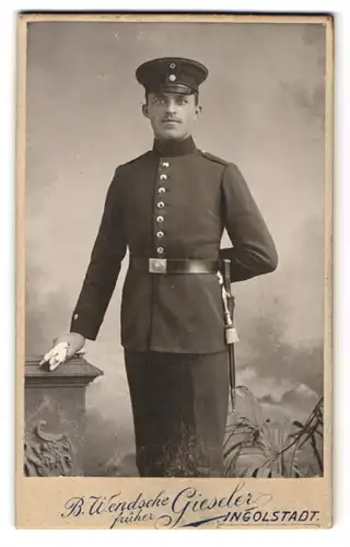 Fotografie B. Wendsche, Ingolstadt, Soldat in dunkler Uniform mit Bajonett und Portepee