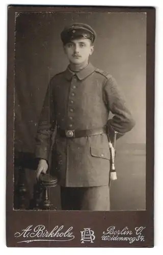 Fotografie A. Birkholz, Berlin, preussischer Soldat in Feldgrau Uniform Rgt. 165 mit Bajonett und Portepee