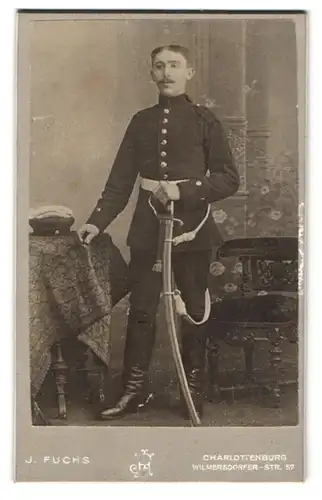 Fotografie J. Fuchs, Berlin-Charlottenburg, Soldat in Uniform mit Säbel