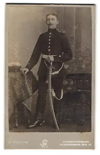 Fotografie J. Fuchs, Berlin-Charlottenburg, preussischer Soldat in Uniform mit Säbel