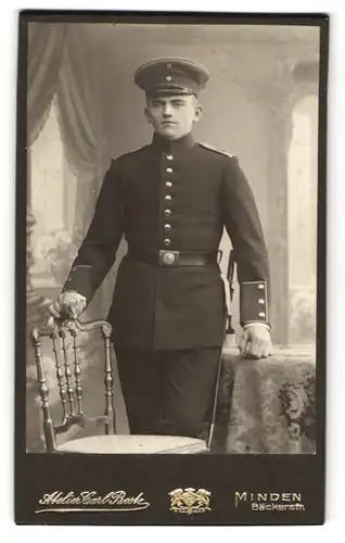 Fotografie Carl Beste, Minden i. W., westfälischer Soldat in Uniform mit Säbel und Portepee