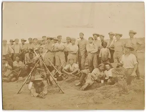 Fotografie unbekannter Fotograf, Ansicht Windhuk / Windhoek, Deutsch-Südwestafrika, Soldaten der Schutztruppe