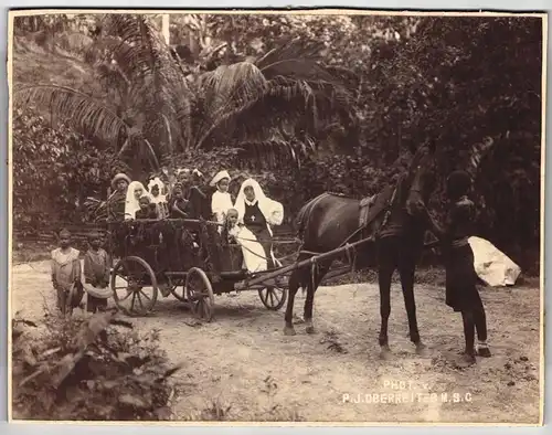 Fotografie P.J. Oberreiter, M.S.C., Ansicht Windhuk / Windhoek, Deutsch-Südwestafrika, Missionarinnen & Afrikaner