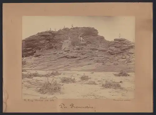 Fotografie Fr. Lange, Windhoek, Ansicht Windhuk / Windhoek, Traunstein mit Kolonialisten in Deutsch-Südwestafrika