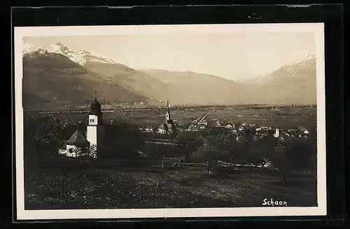 AK Schaan, zwei Kirchen mit Ortschaft vor Bergen