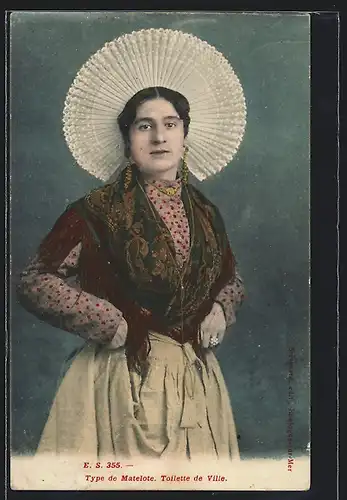 AK Toilette de Ville, Dame in traditioneller Tracht mit weissem Fächer und rotem Tuch