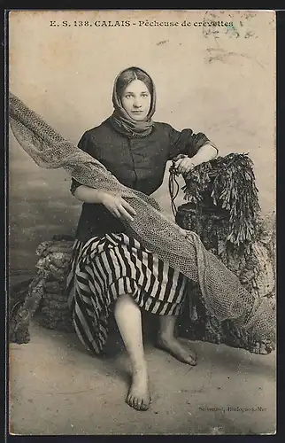 AK Calais, Pêcheuse de crevettes, Frau in Tracht mit Fischernetz