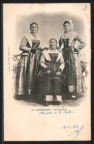 AK Dunkerque, Les Bazennes, Drei Frauen in weiss-schwarzen Trachten mit Kopfhaube