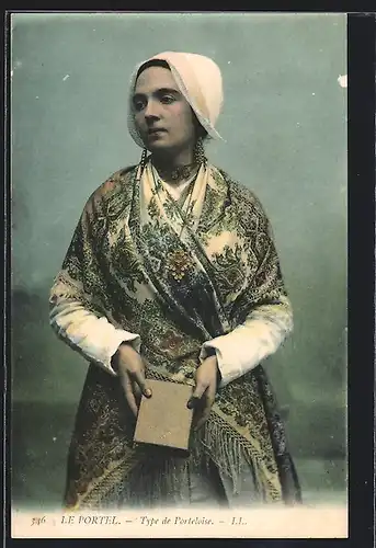 AK Le Portel, Type de Porteloise, Frau in Tracht mit Buch und Haube